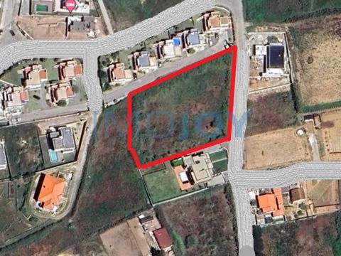 Fantastic land in Porto Dinheiro, with a project for the construction of 4 single-family houses of type V4 each with its garden and swimming pool. The land with 4200m2 has a maximum construction area of 866.20m2. Just an hour from Lisbon you can find...