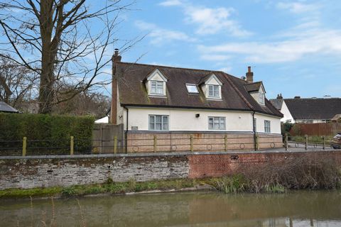 POND COTTAGE Fine & Country are pleased to present this delightful end-terraced cottage, idyllically positioned within the heart of this picturesque, highly sought after village and enjoying a lovely peaceful setting. Overlooking the prominent pond, ...