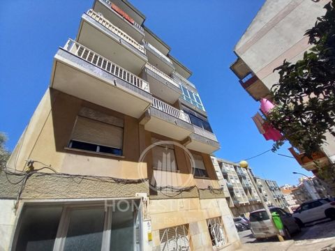 3-room apartment located close to the Afonso Costa neighborhood in Setúbal, approximately 500 m from Monte Belo Sul, the Luísa Todi School Group, the D. João II Secondary School and approximately 700 m from the São Sebastião Health Center . *REMODELI...