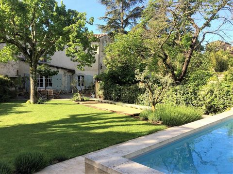 Rare in Lourmarin! In the heart of the village, charming old house set in 440 m2 of land decorated with a swimming pool. Its location means that shops, bars and restaurants are just a 2-minute walk away. Ideal as a pied-a-terre or family home, the ho...