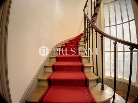 PRESTANT REALTY presents this family apartment located in the heart of Versailles Rive Droite. Nestled on the 2nd floor of a charming building from the beginning of the 20th century, this 114.80 m² apartment offers generous volumes. You will be welco...