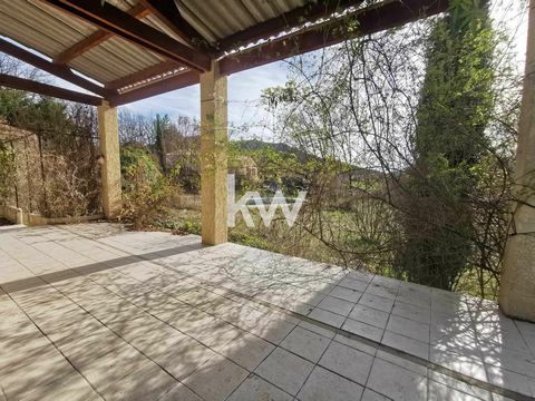 In exclusivity, 5 minutes from the Village of THOARD and all amenities, a VILLA of about 220m² of living space, 4 bedrooms, SWIMMING POOL, GARAGE and TERRACES. All built on a PLOT of 1380m². It comprises on the ground floor: an entrance, a kitchen wi...