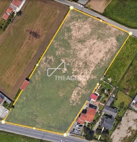 Located in Ovar. Land with an area of approximately 12,000 square meters located next to National Road 109 and the entrance to Ovar Sul of the A29, in the municipality of Ovar-Aveiro. The land is unique in that it is entirely flat and has two fronts,...
