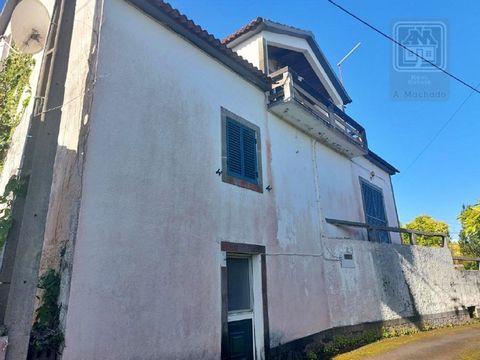 Detached house of typology T4, consisting of 3 floors (R / Floor, 1st Floor and use of attic), located in the parish of Santo António in the municipality of São Roque do Pico, Pico Island, Azores, with side entrance for car parking. It is a villa wit...
