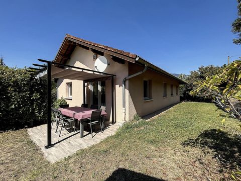 Quiet, in the preserved hamlet of Arcine, and in the middle of nature, beautiful family house of 155m2, very functional - 4 bedrooms - Separate kitchen - Living room on one level overlooking the garden (possibility of extension by opening onto the 4t...