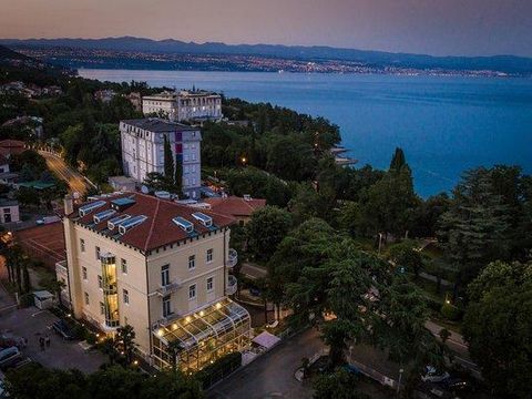 Grand bâtiment hôtelier à seulement 80 mètres de la mer sur la Riviera d'Opatija ! Boutique hôtel 4**** étoiles à vendre ! Magnifique structure austro-hongroise de 1300 m2. Agréable jardin de 600 m2. L'hôtel propose 15 chambres luxueuses, une salle d...