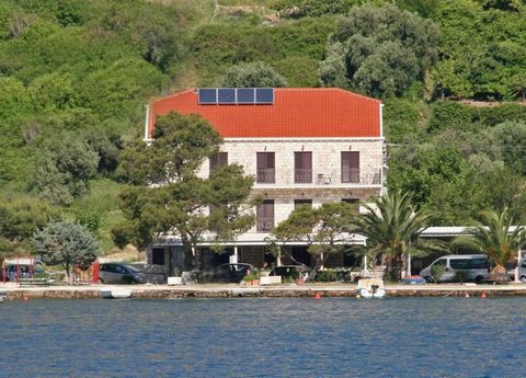 Magnifique mini-hôtel en PREMIÈRE LIGNE de mer, avec piscine, à proximité immédiate de la très populaire Dubrovnik ! Belle bâtisse en pierre solide avec un restaurant au rez-de-chaussée avec terrasse surplombant la mer ! En face du bâtiment, il y a d...