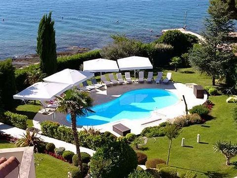 A magnificent family hotel resort type in the vicinity of Šibenik on the FIRST LINE of the sea! Official category - 4 stars! The hotel has a reception, restaurant, swimming pool, next to the spa, conference room! An extraordinary building just 500 me...