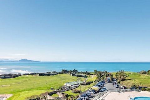 Sole agent. Exceptional views of the sea and golf-course for this apartment in a magnificent prestigious residence with a swimming pool. On the 6th floor, facing south, this apartment has been treated to high-spec renovation throughout. Elegance, lot...