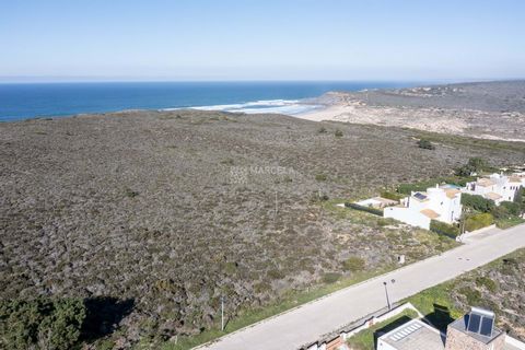 Located in Aljezur. A frontline urban building plot of 404,72 m2 with full Planning Permission on the Espartal Urbanisation with the possibility to build a two storey property of of 200 m2 on a footprint of 140 mtr2. A great opportunity to invest in ...