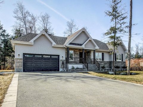 MAGNIFICENT! Large bungalow offering you 3+2 bedrooms among which the masters with an ensuite and a walk-in closet, 9' ceilings in the 1st floor open area, kitchen with a large quartz island, living room with a gas fireplace, wood floors, entryway wi...