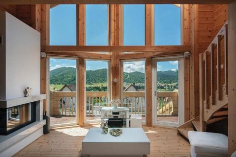 Belle maison d'hiver à Mrkopalj, Gorski Kotar avec vue sur la vallée ! Au cœur du pittoresque Mrkoplje, nichée sur une pente ensoleillée, se trouve une maison en bois idyllique fabriquée à partir de matériaux de haute qualité, que l'on pourrait libre...