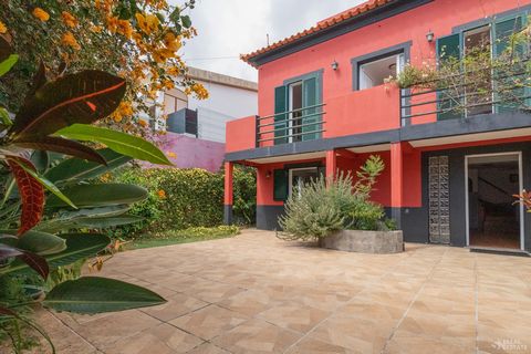 Located in Funchal. 5 bedroom villa and an attic, in Louros, parish of Santa Maria Maior, very close to the center of Funchal, 3 minutes walk from Barreirinha Beach and the old town of Funchal. The location of this villa allows us to be close to vari...