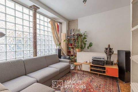 Located on rue Joseph Dijon, this 58.36 m2 (39.31 m2 Carrez) duplex is the result of the merger of a former shop and the caretaker's lodge. The entrance opens onto a living room composed of an open dining kitchen and a south-facing living room illumi...