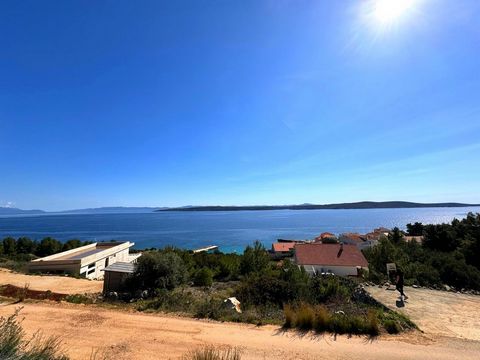 Exceptional building plot in Zavala, on the southern part of the beautiful island of Hvar. This small fishing village, 7 km from the picturesque Jelsa and 35 km from the fashionable town of Hvar, offers an ideal combination of peace and proximity to ...