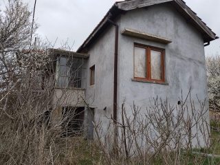 Price: €15.000,00 District: Elhovo Category: House Area: 100 sq.m. Plot Size: 6580 sq.m. Bedrooms: 3 Bathrooms: 1 Location: Countryside Two-storey house for sale with a huge plot of 6580 sq.m in the village of Kirilovo, Elhovo Price: € 15 000 Size: 1...