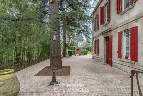 Située au calme dans une impasse au coeur du village de Cabannes, cette belle maison bourgeoise du milieu du 19ème siècle, magnifiquement implantée dans un parc aux arbres majestueux, offre un potentiel remarquable pour une création d'activité à quin...