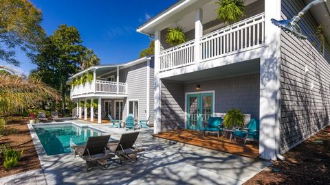 Discover unmatched luxury on Hilton Head Island with this Second-Row beach compound, featuring direct access to the pristine beach. This exclusive estate melds a beautifully renovated main house and charming guest house offering six sophisticated bed...
