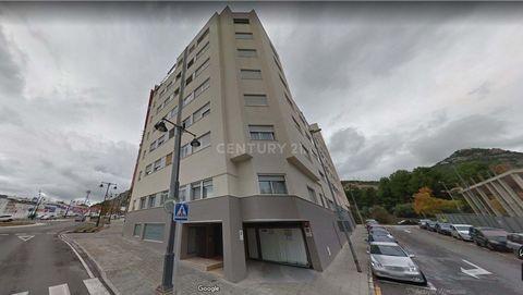 Do you want to buy Commercial Premises in Alcoy, Alicante? Excellent opportunity to acquire in property this Commercial Premises with an area of 86sqm located in the town of Alcoy, Alicante. It is a commercial premises at street level located in a re...