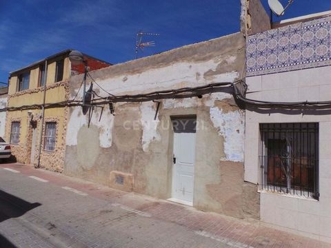 An exciting investment opportunity awaits you in Alicante! We offer for sale a charming townhouse on Calle San Isidro, a property with immense potential. Built in 1940, this 84m² house offers an ideal layout and is the perfect canvas to create your d...
