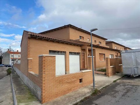 ¿Buscas vivienda en la Provincia de Toledo? Century 21 Now IV Te ofrece la opción de adquirir éste chalet en Burguillos de Toledo. OPORTUNIDAD PARA INVERSORES!!! o para vecinos que conozcan el inmueble: Vivienda en situación especial, venta sin poses...