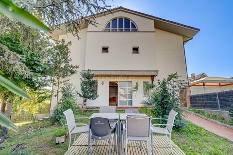 Magnificent semi-detached villa for sale that offers you everything you could wish for in terms of quality of life and comfort. Located in Santa Barbara, at the entrance to Hernani. Surrounded by other villas, in a quiet and exclusive setting. Very c...