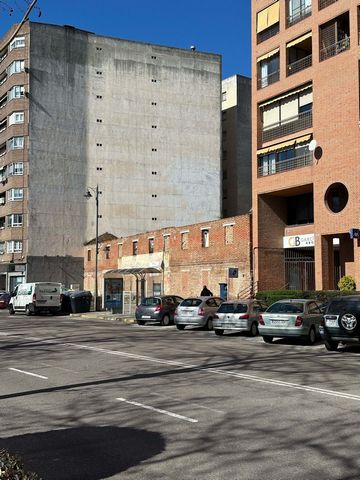 CENTURY21 vende suelo urbano residencial con una superficie de 1330, 4m² ubicado en la localidad de Talavera de la Reina, provincia de Toledo. Se encuentra situado en la ronda de Canillo, en el pleno corazon de la ciudad. Este suelo se encuentra apto...
