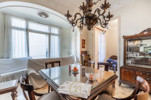 Impressive and spacious flat in elegant Finca Regia, located in Dreta L'Eixample area, very close to Sagrada Familia, first floor with lift and elevator for disabled people. It is distributed in six bedrooms, two bathrooms and a guest toilet. The pla...