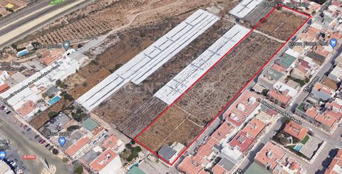 Fantastic plot for residential real estate development in an area of great expansion. Located in a strategic area, surrounded by a great variety of services (shops, bars, supermarkets, restaurants, bus stop). With very good connections, just metres f...