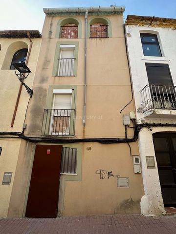 Semi-detached house located in Olesa de Montserrat, next to the Parc del Porxo de Santa Oliva and only 5 minutes from the Town Hall. It is a 3-storey house with a total of 160 m² plus a 111 m² plot. It consists of 3 bedrooms and a bathroom. It is to ...