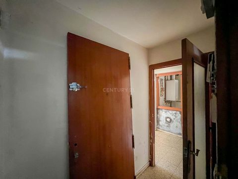 Welcome to your next real estate investment in Terrassa! This apartment, located on the peaceful Camí de la Senyora 14 street, offers you a unique opportunity to add value to your property portfolio. Strategic Location: Situated in a tranquil area, t...