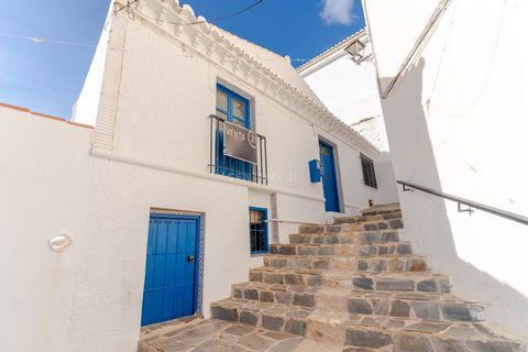 PICTURESQUE terraced house with SEPARATE entrance to a studio & a cellar (which was the original stable) situated in the quiet village of Los Carlos , Costa Tropical , just 10 mn drive to the beach !! A wonderful opportunity to acquire a traditional ...
