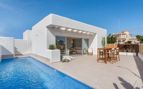 Villa's te koop in San Fulgencio, Alicante, Costa Blanca De residentie is gelegen in LA MARINA, midden in de natuur en op korte afstand van prachtige stranden. Huizen met 3 slaapkamers en 2 badkamers, met een 6x3 zwembad en een eigen tuin. Optioneel ...
