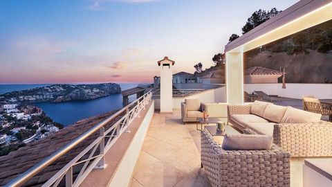 Luxury property with sea views: Located in the picturesque harbour of Andratx, this unique penthouse offers a charming retreat against the backdrop of the Tramuntana mountains, promising unparalleled views and maximum tranquillity. Enter the exclusiv...