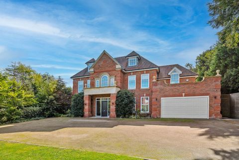 Ten piękny dom rodzinny znajduje się w renomowanej posiadłości Crown Estate w Oxshott w hrabstwie Surrey. Położona przy Birds Hill Rise, poszukiwanej prywatnej drodze, ta nieruchomość szczyci się doskonałą lokalizacją w jednej z najbardziej prestiżow...
