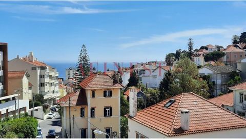 3 bedroom duplex flat with first-class finishes in Monte de Estoril with sea and Cascais Bay views. Apartment inserted in a building with panoramic lift will consist of: 1st Floor - Hall 17m2 with wardrobe, Suite 12.40m2 with closet area, bathroom 6m...