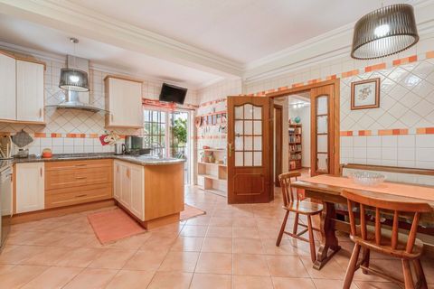 Beautiful villa in the county of Silves, 1 km from the village São Bartolomeu de Messines and 30 km from Faro airport This villa has 5 bedrooms, 5 bathrooms, garage for 4 cars, wine cellar, installation of an alarm system, video surveillance, central...