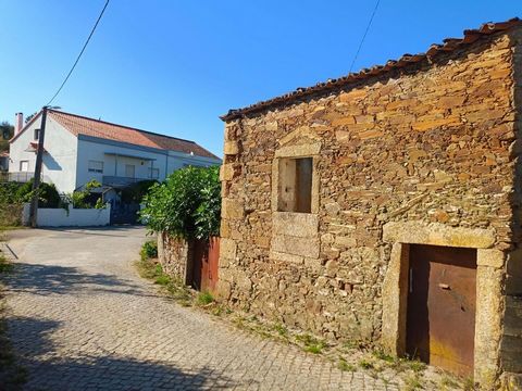 Ruina com 64 m2, inserida em lote de terreno com 392m2, em Palvarinho, Castelo Branco. Aldeia pacata, a 10 km de Castelo Branco. Imóvel com ótima localização, confrontando com a rua principal, e um pequeno ribeiro. Excelente oportunidade para constru...