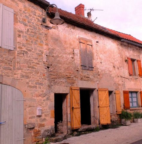 In a small village on the Causse 10 minutes from Caylus, this small old terraced house needs to be completely renovated. On two levels it can offer a living room on the ground floor and a bedroom upstairs.