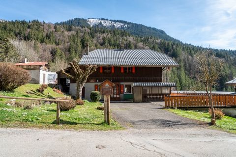 This lovely semi-detached chalet is in a quiet, rural spot in Saint Jean d'Aulps and from its lovely garden there are wonderful, uninterrupted views. * Accommodation This lovely chalet has been finished throughout with lovely features and exposed bea...