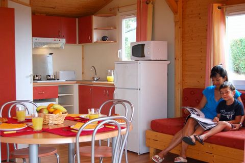 The detached, wooden cottages are spread around the holiday park. They each have air conditioning, a covered terrace and teak garden furniture. The interiors are well kept and pleasantly furnished.