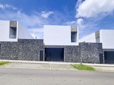Located just a few minutes from the center of Ponta Delgada, in Fenais da Luz, is this modern, elegant property with high quality finishes. A house inspired and designed for the comfort of residents. This beautiful villa with a regional stone wall fr...