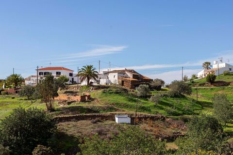 Dans le sympathique village d'Estorninhos à Conceição de Tavira, vous trouverez cette propriété, idéale pour votre maison ou pour un investissement. La propriété se compose de 2 articles urbains (935 m2+95m2) et d'un article rustique de 5400 m2. À se...