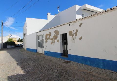 If you are looking for the perfect place to start or expand your business, we have an exceptional opportunity for you. We present a warehouse with 146 m2 available for purchase in the charming village of Santa Luzia, in Tavira. Strategic Location: Sa...