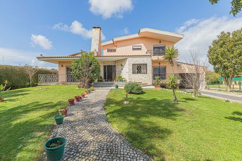 Located in the municipality of Moita, 10 minutes from the Vasco da Gama bridge and 5 minutes from Freeport, this 6-bedroom villa offers the perfect combination of tranquillity in the countryside and proximity to the city. With 5,400m2 of property are...