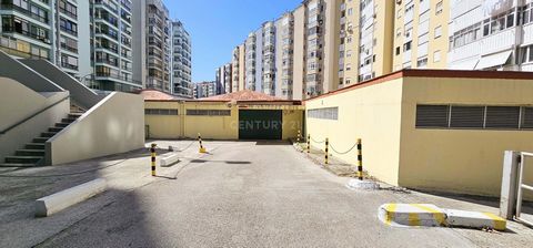 Thank you for visiting! This 15 m2 garage box is located on Rua Margarida Palla 16, in Algés, in an area where parking is practically all on the street. It has windows to the outside, access for people with reduced mobility and its own electric meter...