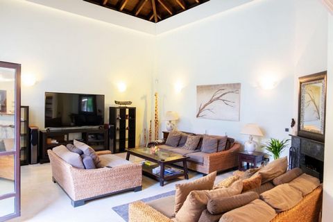 Located in Puerto Banús. AVAILABLE FROM 23 OF MARCH 2024 This stunning townhouse in Marbella is available for long-term rent. It features 3 spacious bedrooms, 4 modern bathrooms, and 4 toilets, offering plenty of space for a comfortable living experi...