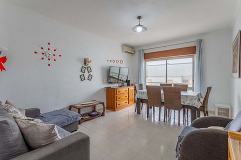 If you need a flat with balconies in a quiet location just a few minutes from Lisbon, you've just found it. Come and see this spacious and pleasant 3-bedroom flat in Benavente with 2 fronts, where you'll find plenty of sunlight. Large living room wit...