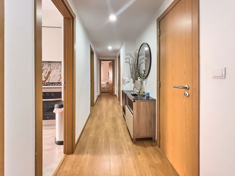Este apartamento, num primeiro andar com 2 elevadores, tem 73m2. Foi todo remodelado com os melhores materiais e é uma ótima opção para si, que procura uma casa para habitar numa zona com muito boa acessibilidade, arejada, soalheira e perto de tudo. ...