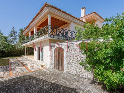 4 BEDROOM VILLA IN QUINTA DA BELOURA in the prestigious Condominium of Quinta da Beloura II - Sintra. Inserted in a plot of land of 879 m2, with a gross construction area of 553 m2 Totally isolated, which conveys total privacy and quiet, it has an ex...